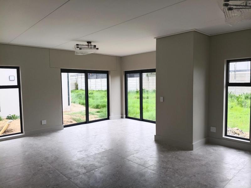 To Let 3 Bedroom Property for Rent in Uitzicht Western Cape